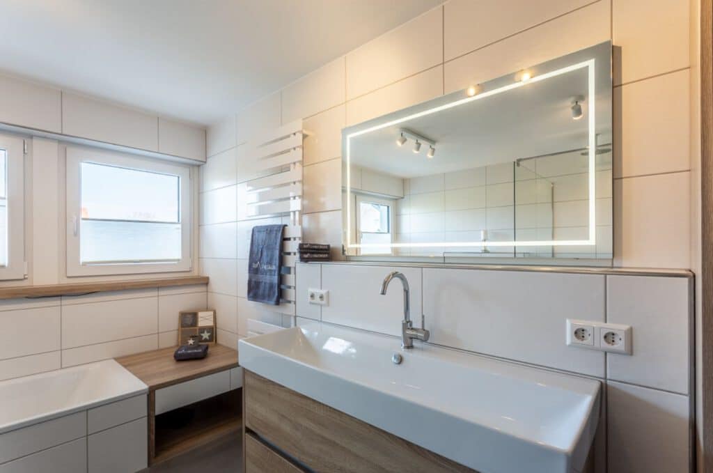 Komplettbadsanierung: Waschbecken mit beleuchtetem Spiegel