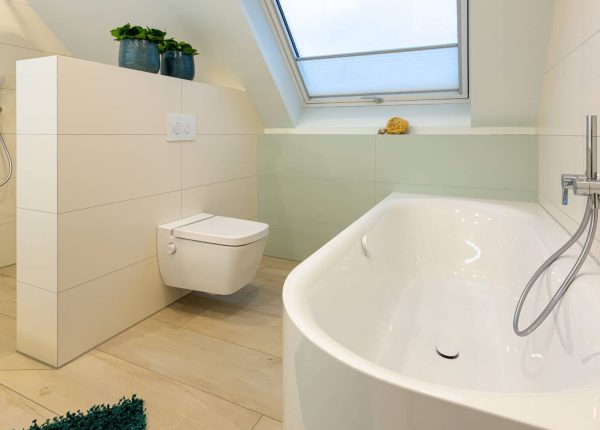 Badsanierung: Badezimmer unter Dachschräge mit Badewanne und WC