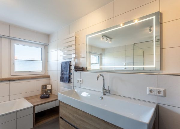 Komplettbadsanierung: Waschbecken mit beleuchtetem Spiegel